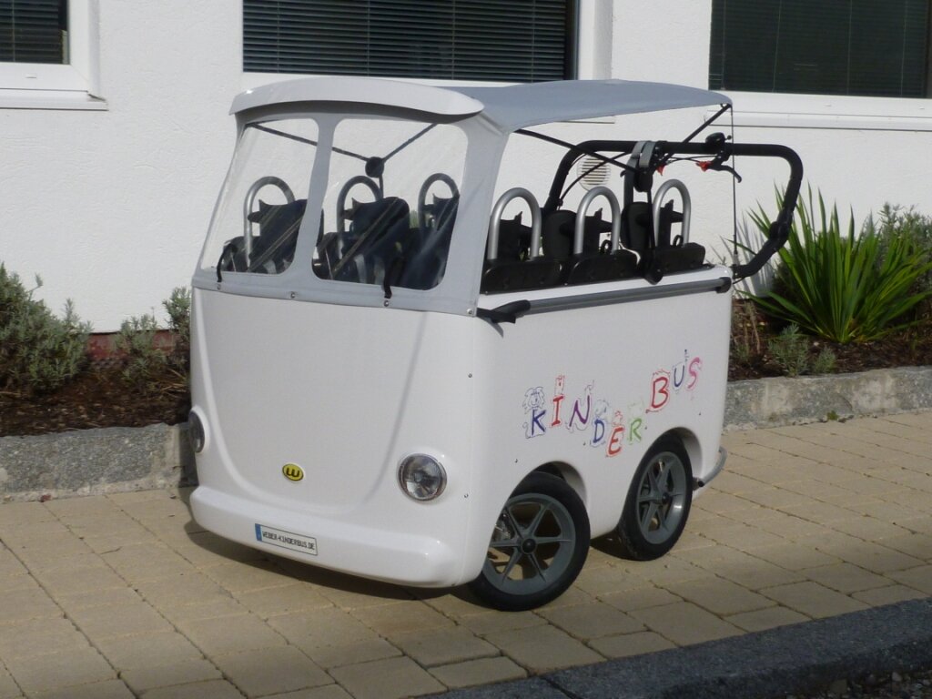 Kinderbus 4-Sitzer / handgeschoben / Krippenwagen